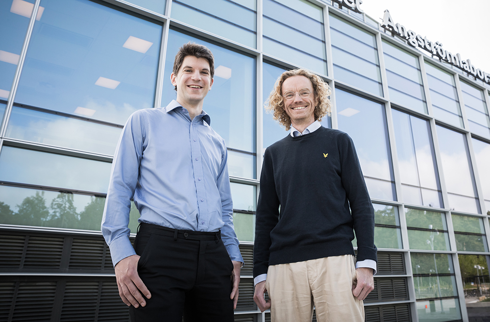 Carl Jidling, nybliven doktor inom projektet och Thomas Schön, Beijerprofessor i artificiell intelligens vid Uppsala universitet. Foto: Angelica Klang