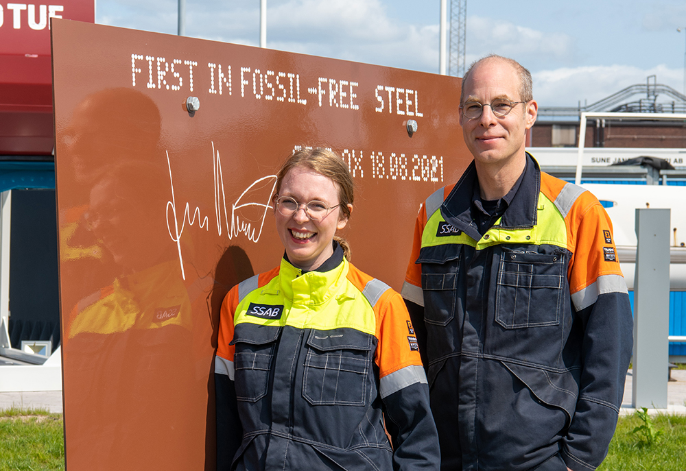 Cecilia Svennberg, avdelningschef processutveckling Plåt, och Robert Eriksson, avdelningschef processutveckling Metallurgi vid SSAB i Oxelösund. Foto: Marie Linderholm