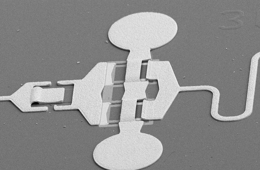 Scanning electron microscope micrograph of an AlGaN/GaN (Gallium Nitride) High Electron Mobility Transistor (HEMT) in a Monolithic Microwave Integrated Circuit fabricated in the cleanroom at Chalmers.