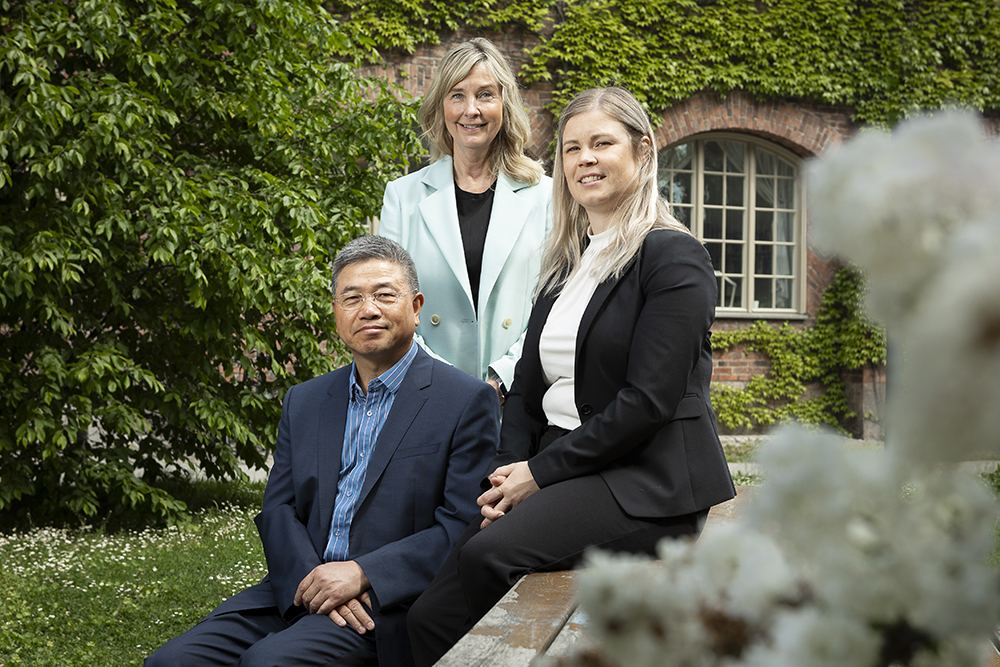 Jinshan Pan, professor vid KTH, Eva Lindh Ulmgren, FoU-chef på Alleima och Josefin Eidhagen, senior forskningsingenjör och doktorand. Foto: Johan Marklund