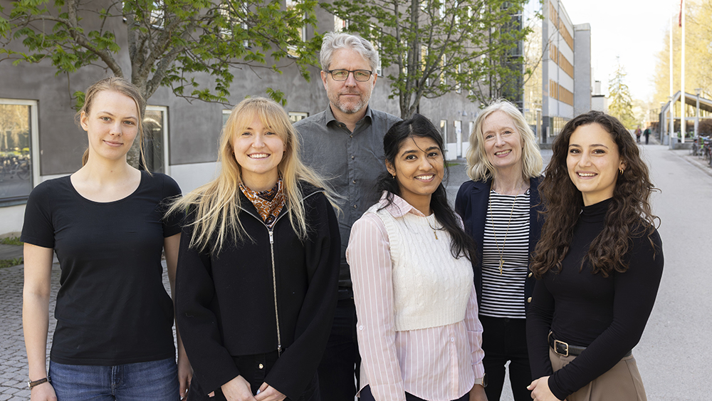 Tora Godow Bratt, doktorand, Josephine Heinold, doktorand, Sven Nelander, professor, Srijita Banerjee, doktorand, Peetra Magnusson, docent och Iza Erzar, doktorand. Foto: Mikael Wallerstedt