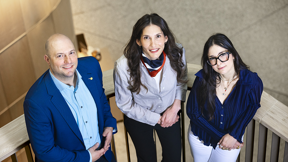 Georgios Sotiriou, docent, Niki Karouta, postdoc och Marie Curie-fellow, och Maria Samara, doktorand. Foto: Johan Marklund