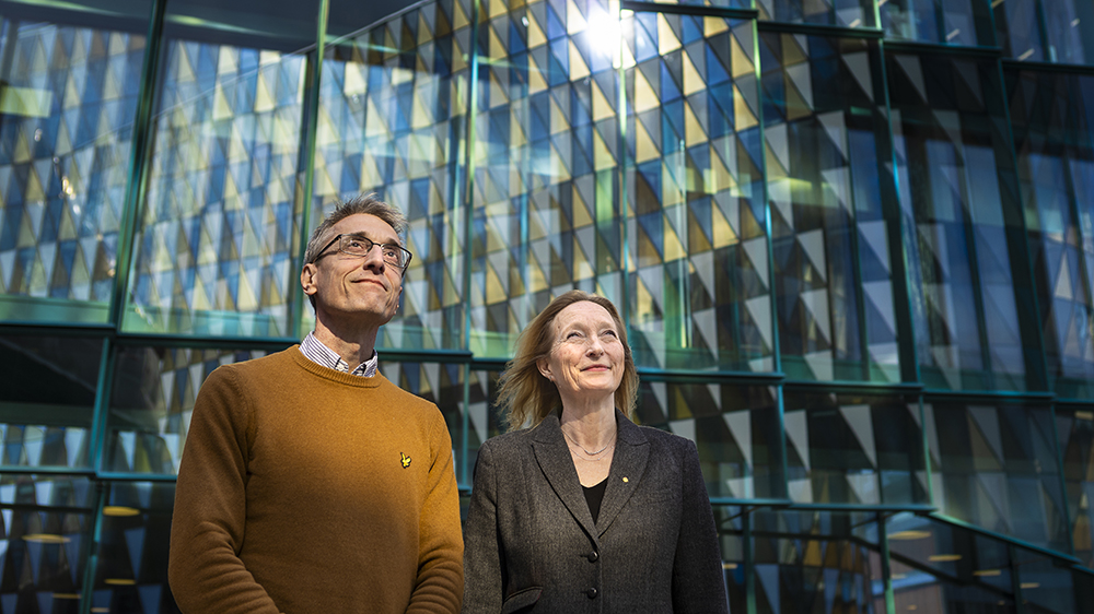 Jerker Widengren, professor i biomolekylär fysik, fysiker och läkare, och Birgitta Henriques-Normark, professor och överläkare i klinisk mikrobiologi. Foto: Johan Marklund