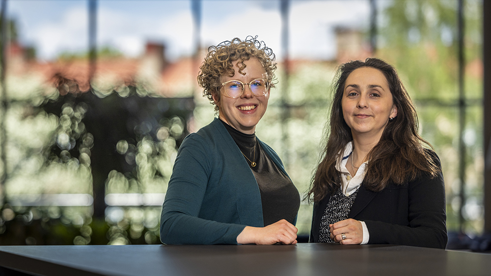 Randi Nordström, forskare vid RISE och Hanna Barriga forskare på Scilifelab, KTH. Foto: Fredrik Hjerling