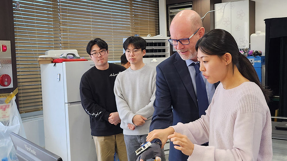 Joakim Amorim, programchef på SSF, tillsammans med doktorander i professor Ki-Uk Kyungs grupp vid KAIST University i Daejeon.