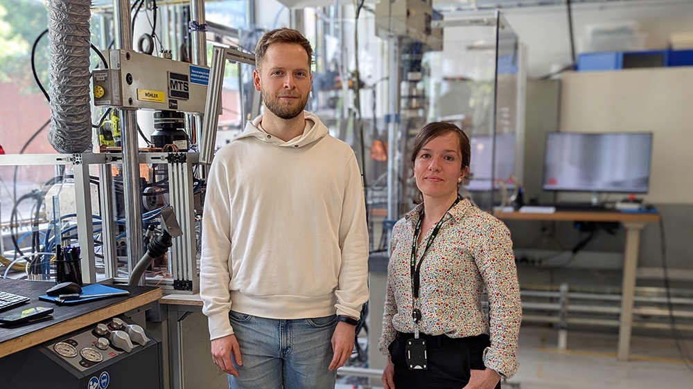 Robert Sundström, industridoktorand på Swerim och Högskolan Väst och Nuria Fuertes, koordinator för forskning och affärsutveckling inom Vätgas & Metaller vid Swerim.