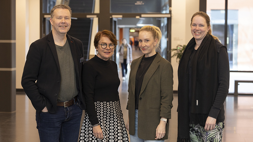 Från vänster till höger ses; professor och koordinator Patrik Johansson, kommunikationsansvarig Kajsa Saykali, projektledare Eva Regårdh och administrativa koordinatorn Camilla Dann. Foto: Mikael Wallerstedt