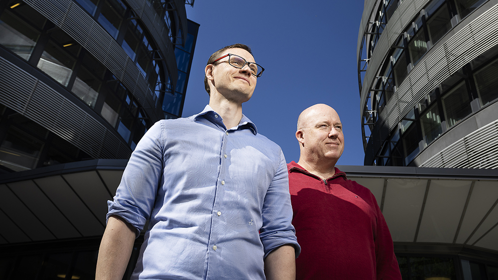 Jonas Svensson, ansvarig för it-system och infrastruktur och Johan Rung, chef för SciLifeLab Data Centre. Foto: Johan Marklund