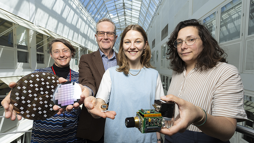 Linda Höglund, forskningschef på IRnova, Håkan Pettersson, professor i fysik vid Högskolan i Halmstad, Linnéa Bendrot, industridoktorand och Marie Delmas, senior forskare på IRnova. Foto: Johan Marklund