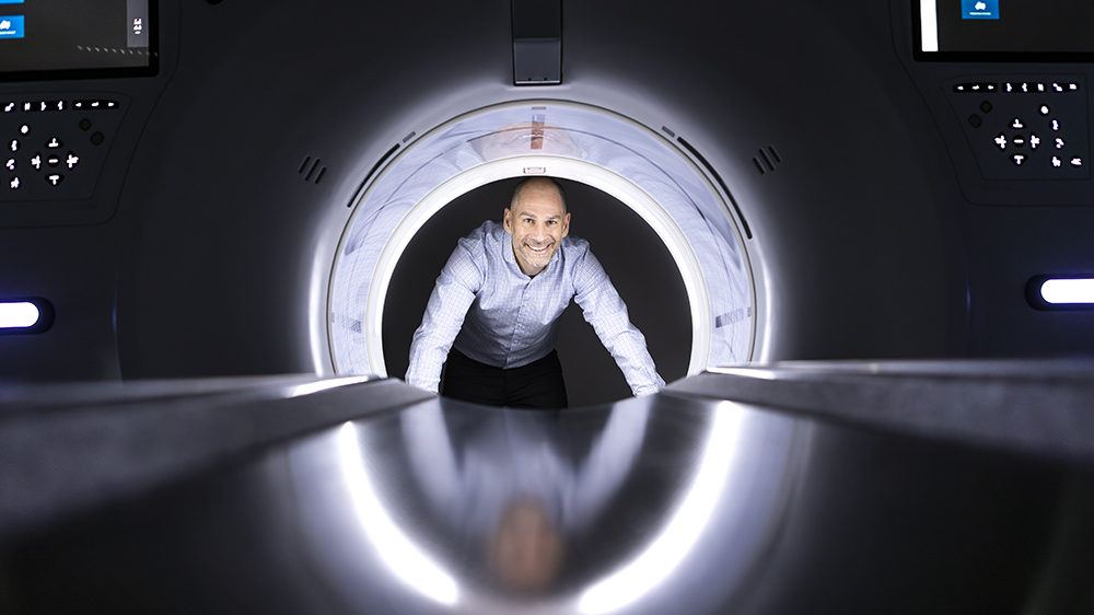 Erik Fredenberg, adjungerad professor vid KTH, utvecklar virtuella prövningar för att korta vägen från ny CT-teknik till patientnytta. Foto: Johan Marklund