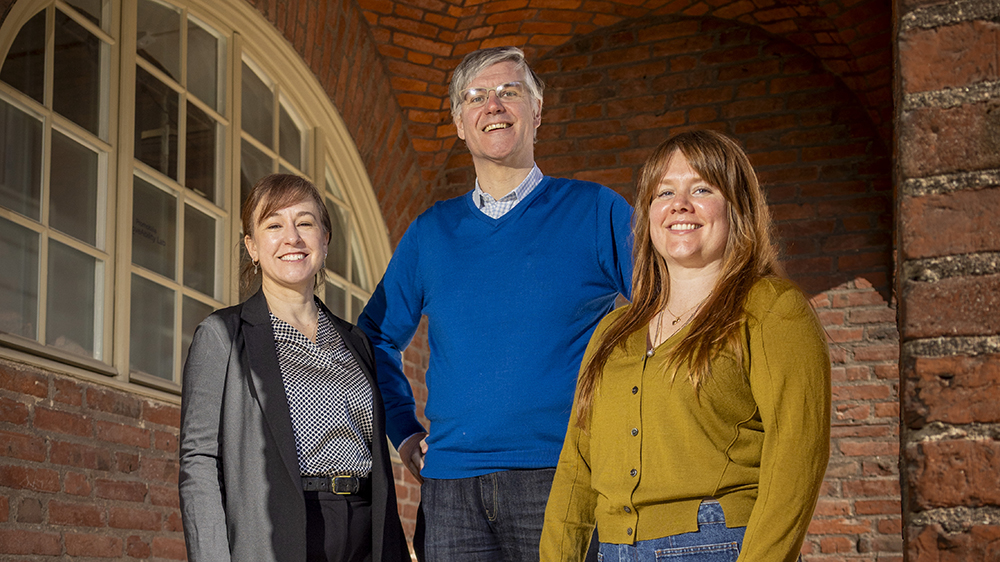 Belén Martín-Matute, professor i organisk kemi vid Stockholms universitet, Christophe Duwig, professor vid KTH och Hanna Steinum, doktorand i hållbarhetsstudier vid KTH. Foto: Fredrik Hjerling