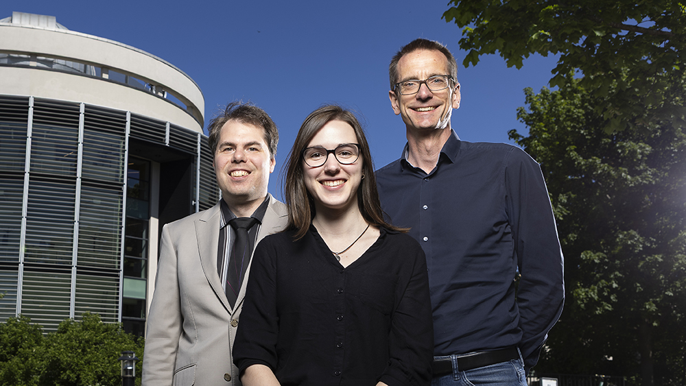Mats Persson, lektor vid KTH, Alexandra Alain-Beaudoin, industridoktorand och dr Dirk Schäfer, systemingenjör med ansvar för bildsystem vid Elekta. Foto: Johan Marklund