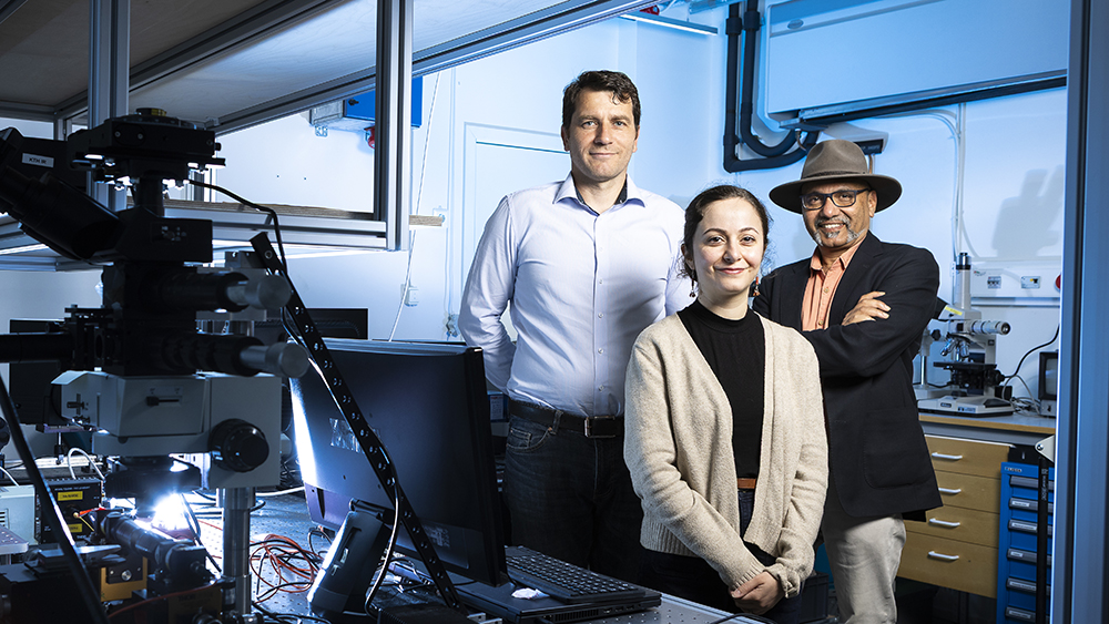 Dr Stephan Schröder, forskare på Senseair, Sarah Zayouna, industridoktorand och Srinivasan Anand, professor i tillämpad fysik vid KTH. Foto: Johan Marklund