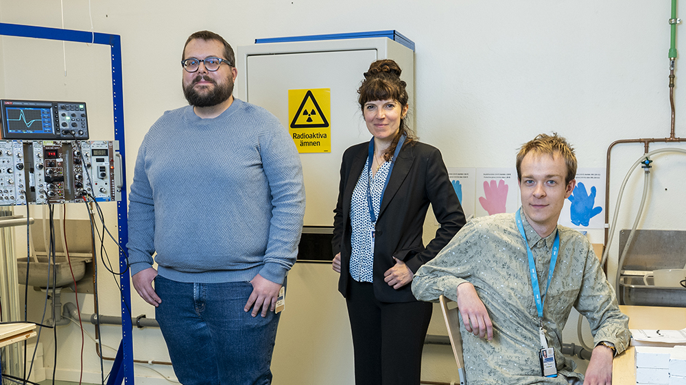 Matthias Holl, forskningsingenjör, Valentina Santoro, biträdande professor i partikel- och kärnfysik och Linus Persson, doktorand i partikel- och kärnfysik vid Lunds universitet. Foto: Jens C Hilner