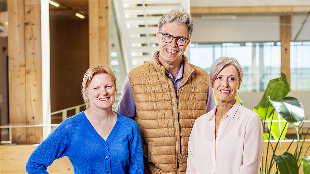 Lieselotte Cloetens, forskare och universitetslektor, Leif Bülow, professor i tillämpad biokemi och projektledare för ScanOats, och Mette Axelsen, docent och forskare vid Oatly. Foto: Christian Andersson / Apelöga
