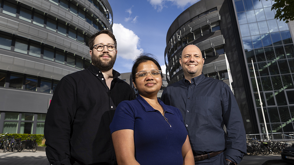 Olof Eskilsson, forskare, Reshma Ramachandran, postdoktor och Georgios Sotiriou, professor vid Stockholms universitet. Foto: Johan Marklund