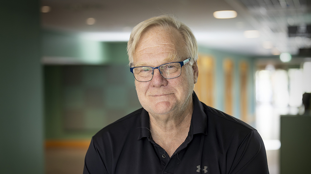 Dan I. Andersson vid Uppsala universitet utvecklar snabb diagnostik som kan visa bakterieart och resistens direkt från blodprov. Foto: Mikael Wallerstedt