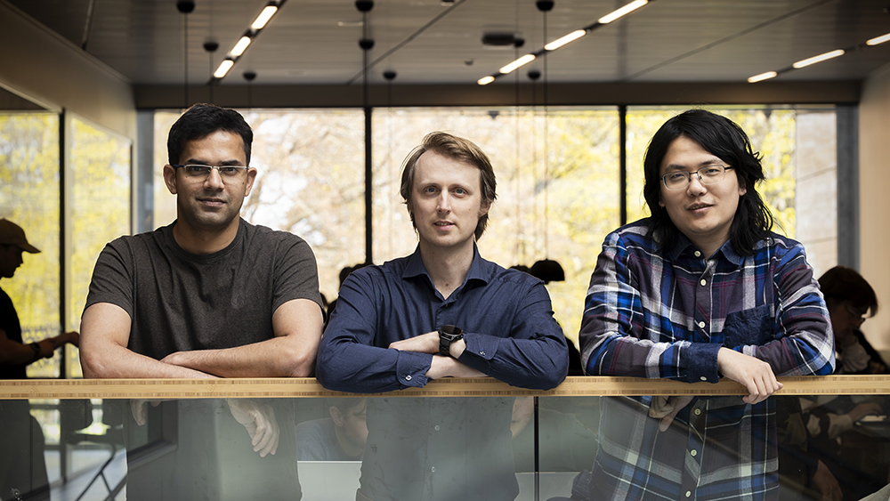 Sunil Kandappa, Victor Gray och Qihang Wang vid Uppsala universitet. Foto: Mikael Wallerstedt