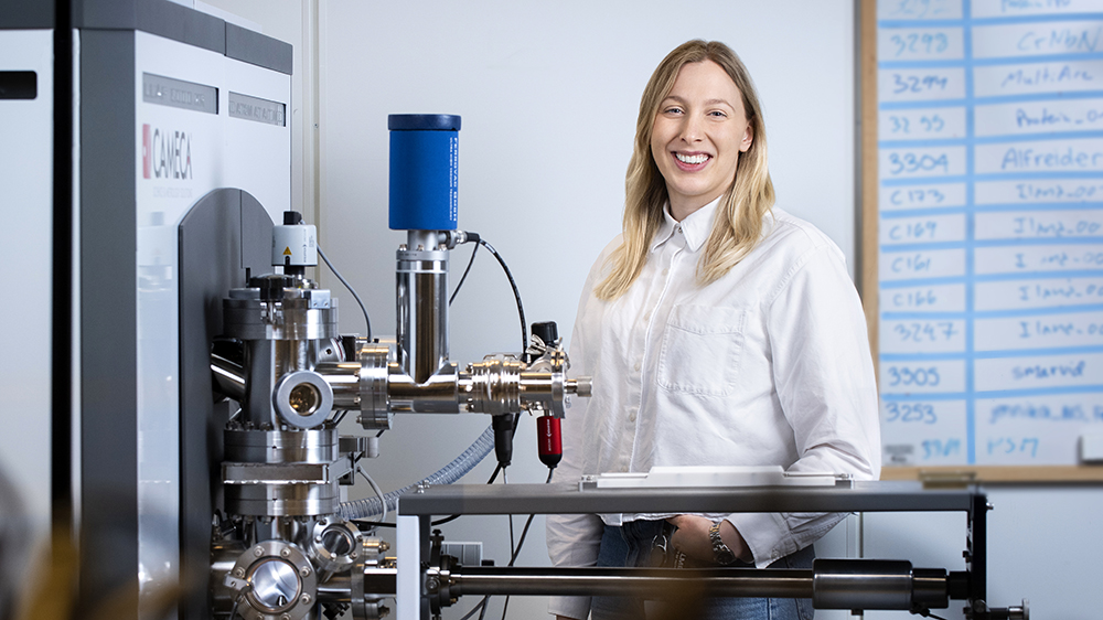 Monika Rolinska, postdoktor på Chalmers tekniska högskola med atomsonden på Chalmers Materials Analysis Laboratory, CMAL. Foto: Lisa Jabar / AnnalisaFoto